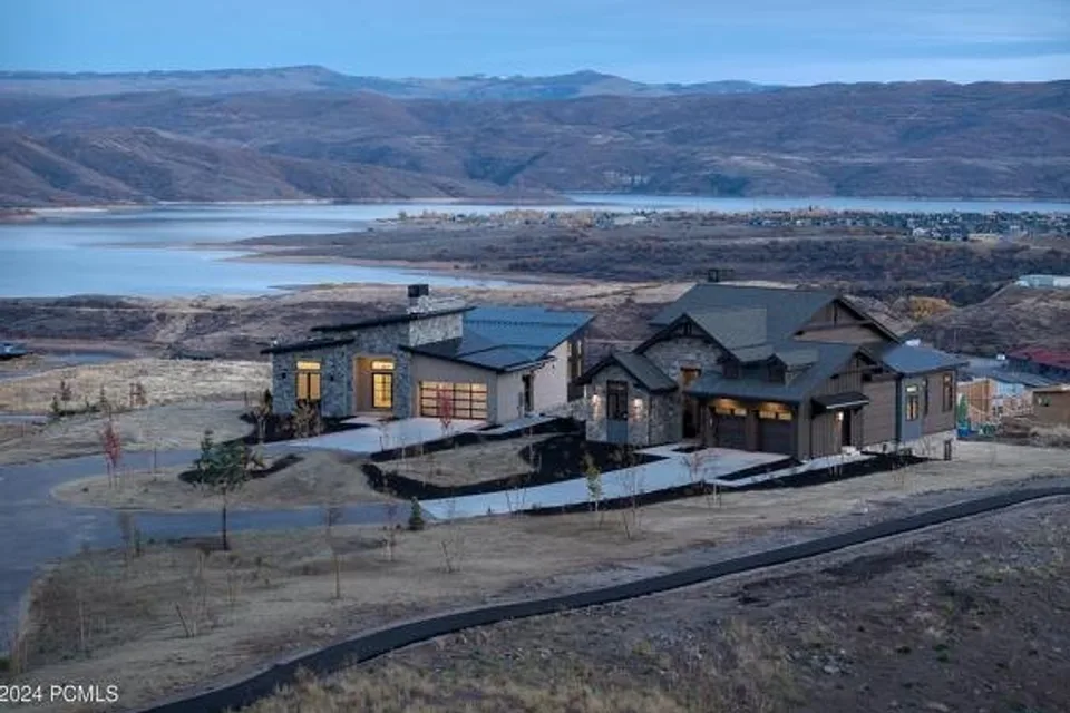 Foto de Breathtaking mountain and lake views, expansive balcony, private hot tub, BBQ grill. Perfect summer!