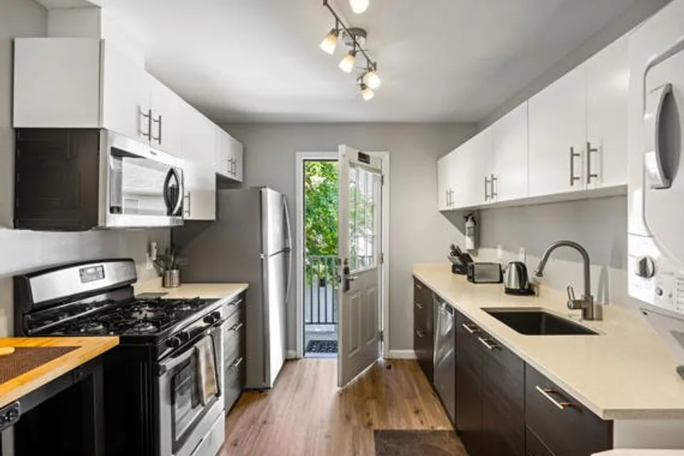 Photo de Brookwood Courtyard by BCA Furnished Apartments BCC2B 09 I